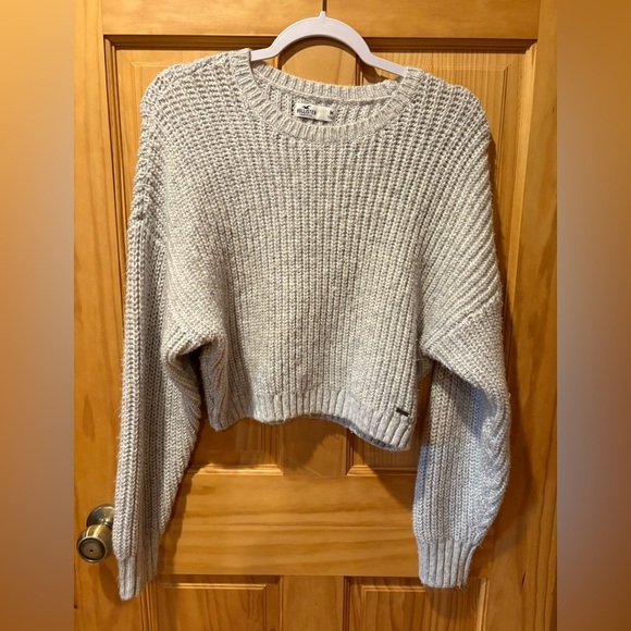 Hollister Sweaters - Hollister Light Gray Crew Neck cropped Sweater long sleeve women’s M